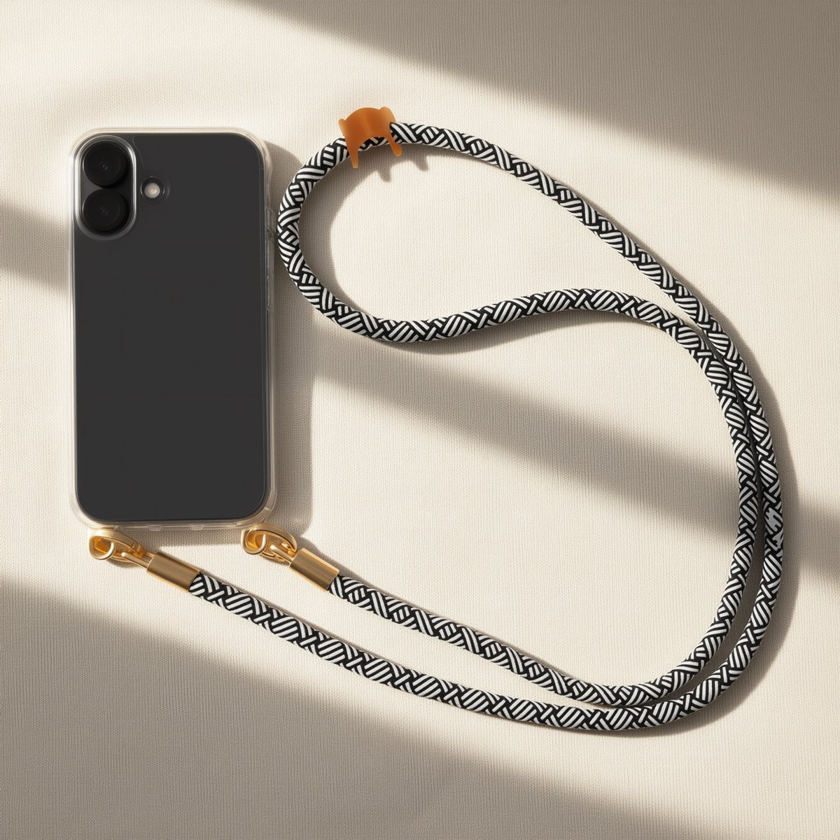 iPhone 17 Hoesje met Luxe Telefoonkoord – Transparante Case met Crossbody Lanyard – Fashion Telefoonkoord Dames – Dubbele Gouden Bevestiging – Inclusief Adapter – Zwart Wit Motief
