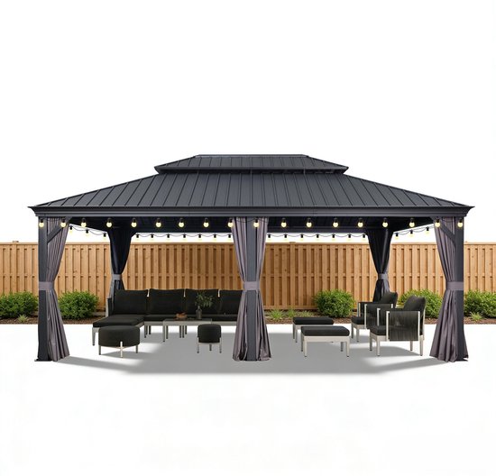 Zwarte hardtop tuinpaviljoen met grijze gordijnen, verlichting en complete grijze zitruimte, op een houten achtergrond.
