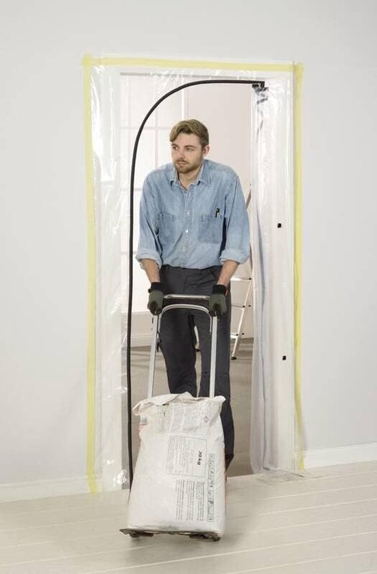 Man met kruiwagen met zak door transparante stofdeur met rits, 220 x 112 cm.