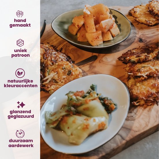 Opeengestapeld hout met daarop salades en gefrituurde snacks.