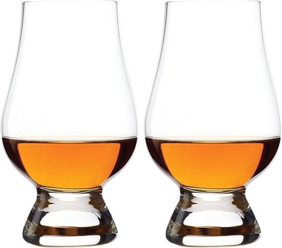 Deux verres à whisky Glencairn, chacun contenant du whisky ambré à mi-hauteur du calice.