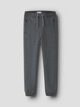 Donkergrijze joggingbroek met koordjes, twee ritszakken en boorden aan de onderkant.