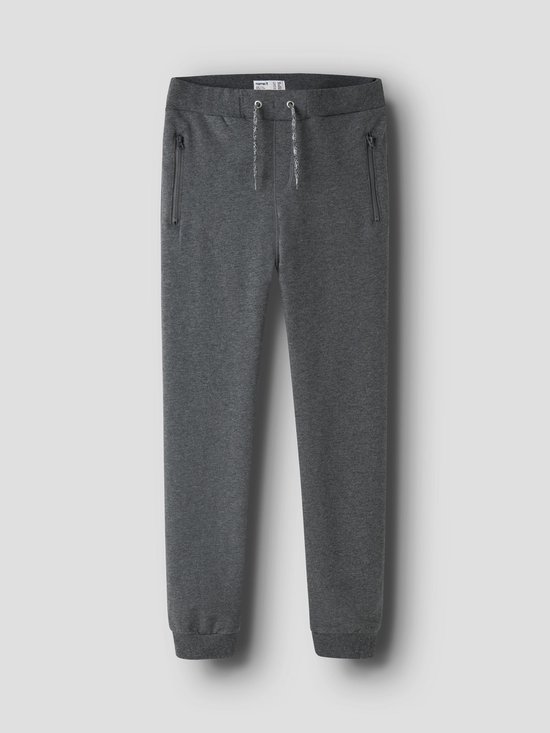 Donkergrijze joggingbroek met koordjes, twee ritszakken en boorden aan de onderkant.