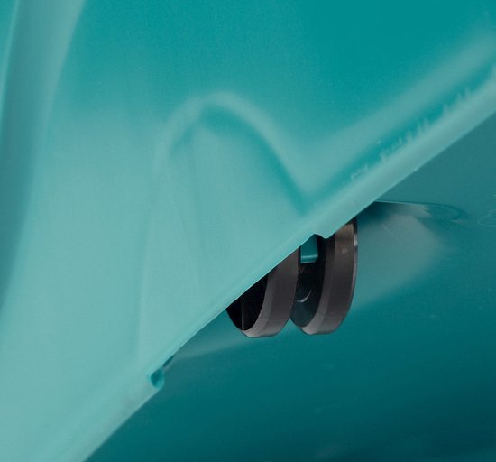 Détail des roulettes noires sous un seau turquoise.