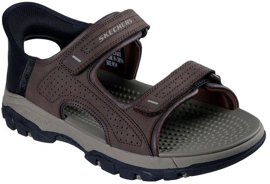 Bruine Skechers herensandaal met verstelbare bandjes en perforaties.