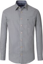 Langarmig herenshirt met een all-over print in donkerblauw, beige en grijs. Het shirt heeft houten knopen en een borstzakje.