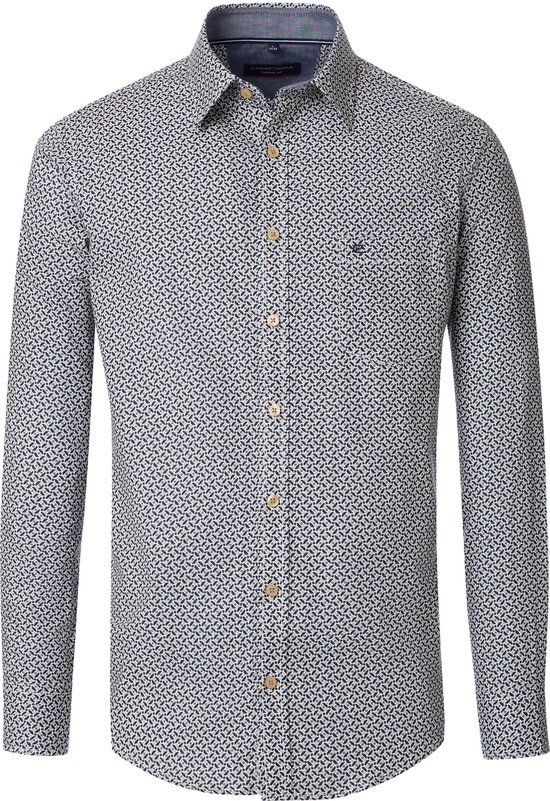 Langarmig herenshirt met een all-over print in donkerblauw, beige en grijs. Het shirt heeft houten knopen en een borstzakje.