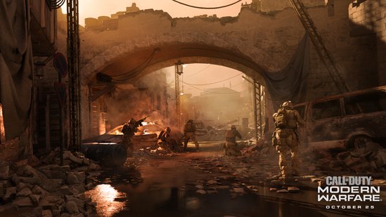 Soldaten in een verwoeste stad, onder een boog, met rookeffecten.