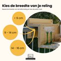 Kies de breedte van je reling: minder dan 9 cm, 9-14 cm, of 14-16 cm. Houten balkon tafel met wijnglazen.
