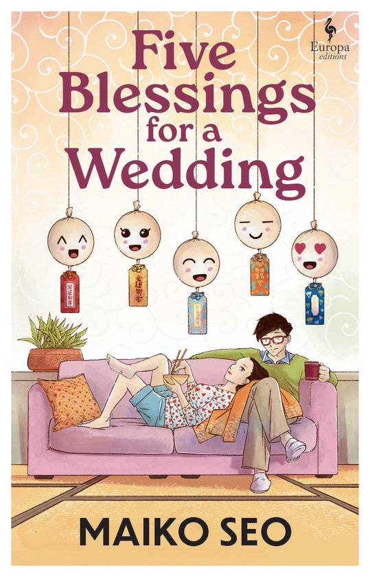 Boekomslag 'Five Blessings for a Wedding' met een koppel op een roze bank, onder hangende kawaii-achtige poppetjes met emoties en Japanse tekens.