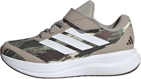 Linker kinderschoen met bruin, groen en wit camouflagepatroon, beige accenten en witte zool.
