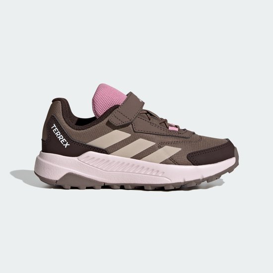 Bruine kinderschoen met roze accenten, klittenbandsluiting en beige Adidas strepen, zicht op de zijkant.