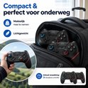 Zwarte draadloze controllers, blauw en rood, in een rugzak, met één in de hand en twee in de verpakking.