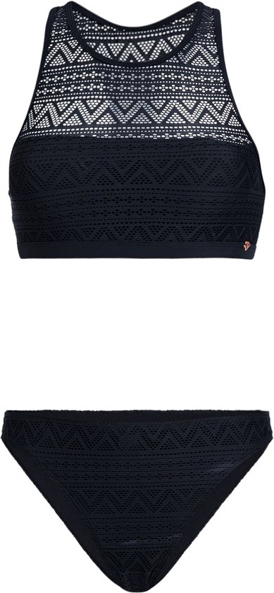 Ensemble de bikini noir à motif crochet. Fond noir.