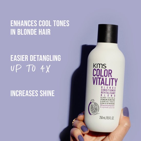 Hand die een KMS Color Vitality Blonde Conditioner fles vasthoudt, met tekst over koele tinten en glans.