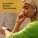 Vrouw met Apple Watch en AirPods, die contact houdt.
