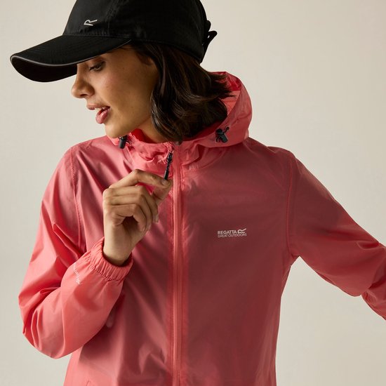 Model met Regatta dames jas, roze met capuchon.