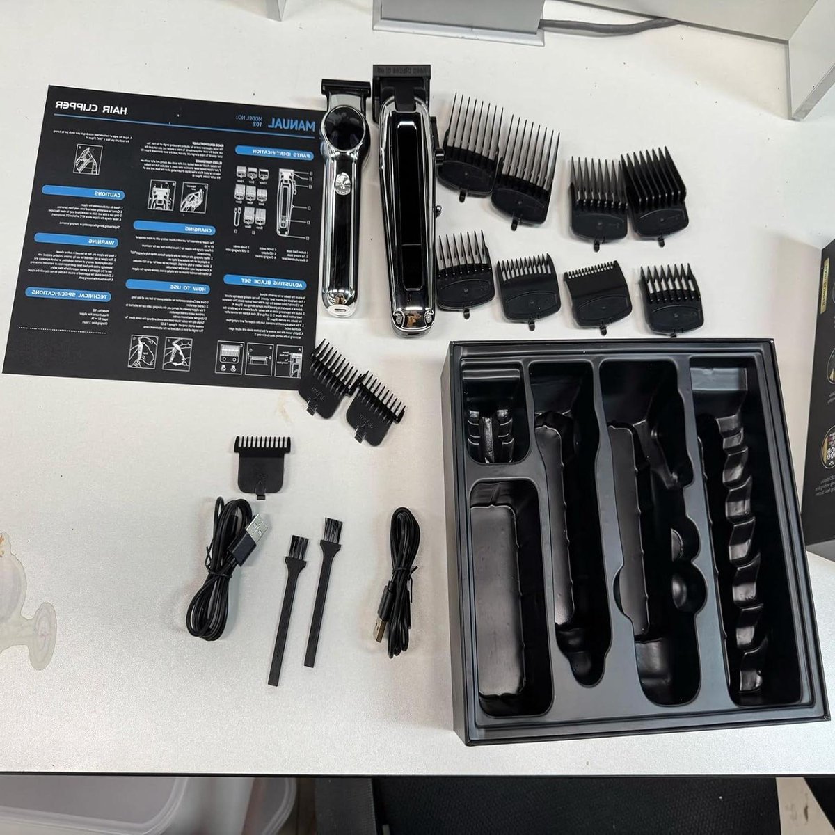 Elektrische Tondeuse Set - Haartrimmer Kapperstool - Professioneel Knippen - 5 Snelheden Verstelbaar - 11 Opzetstukken - Zilver