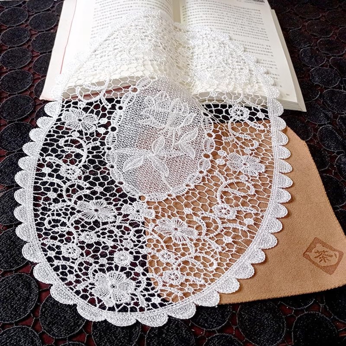 Dailygoods - Set van 4 Geborduurde Tafelmatten met Bloemenpatroon 41 x 31 cm