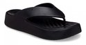 Tongs compensées noires Crocs avec assise plantaire ondulée et semelle épaisse.