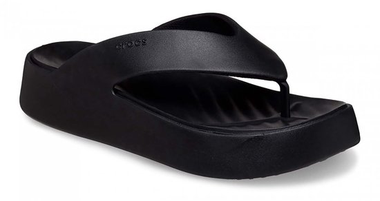 Tongs compensées noires Crocs avec assise plantaire ondulée et semelle épaisse.