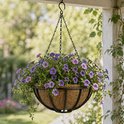 Hangende bloempot met kettingen, gevuld met paarse bloemen en groene planten.