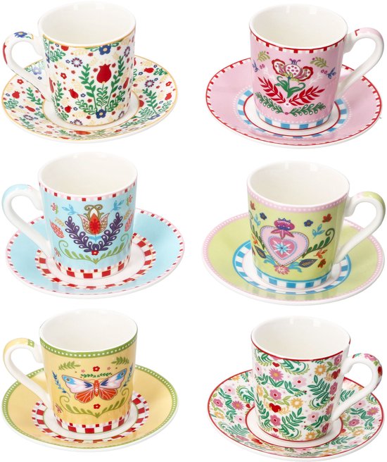 Zes witte espressokopjes met schoteltjes, elk met een verschillend kleurrijk, folk-achtig bloemenmotief.