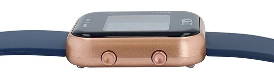 Zijkant van een digitaal horloge met donkerblauwe siliconen band en roségouden kast. Twee knopjes zichtbaar aan de zijkant.