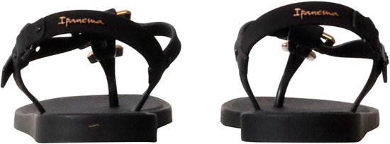 Paar zwarte Ipanema slippers met gouden details.