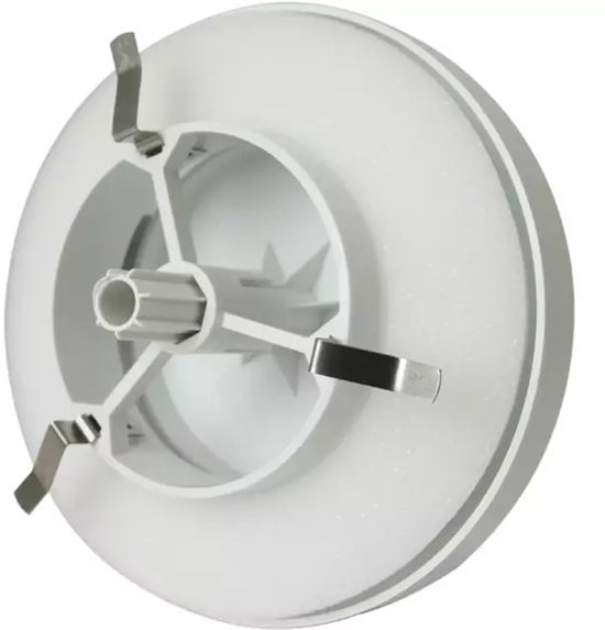 Achterkant van de witte ventilator met kunststof middenstuk en metalen klemmen.