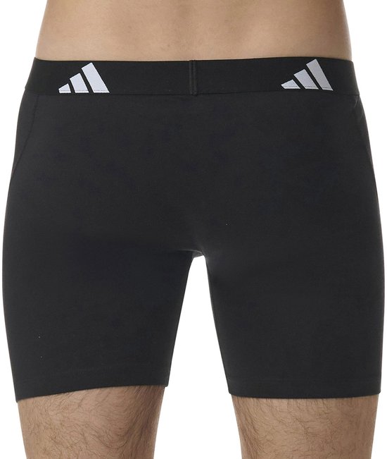 Zwarte boxer, van de voorkant gezien, met brede zilverkleurige Adidas band.