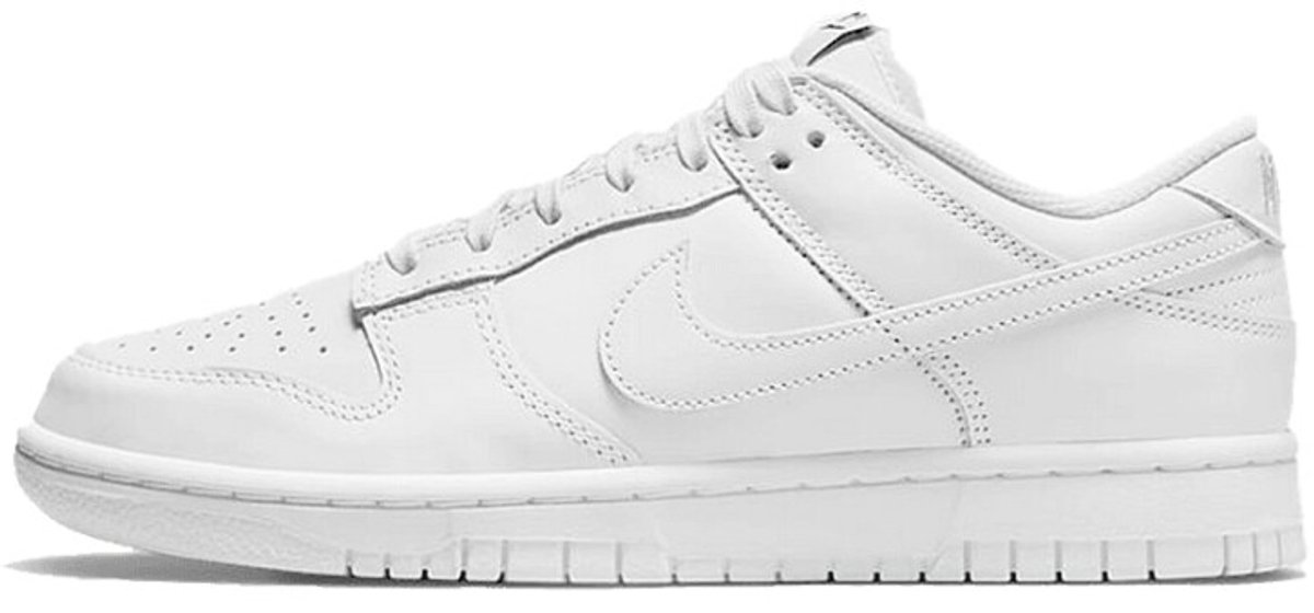 Nike Dunk Low ‘Triple ‘ . Wit