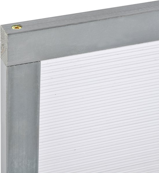 Detailopname van de grijze houten constructie met transparant polycarbonaat.