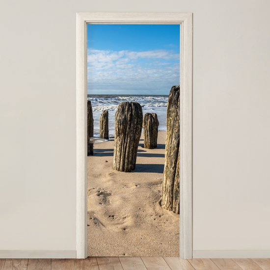 Deurposter 90x205 cm - Deursticker Zand - Strand - Paal - Water - Zomer - Meubelfolie zelfklevend - Deurfolie woonkamer - Interieurfolie fotobehang - Deur plakfolie - Deurstickers - Deurbehang sticker - Kamer decoratie