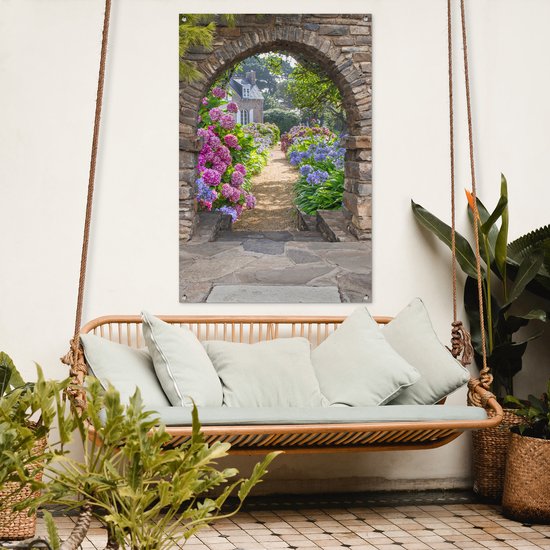Tuinposter poort - Doorkijk - Hortensia - Bloemen - Natuur - Huis - Zomer - Tuindoek - Tuin - Schuttingdoek - 80x120 cm - Schutting decoratie - Tuindecoratie - Tuinschilderij voor buiten - Buitenposter