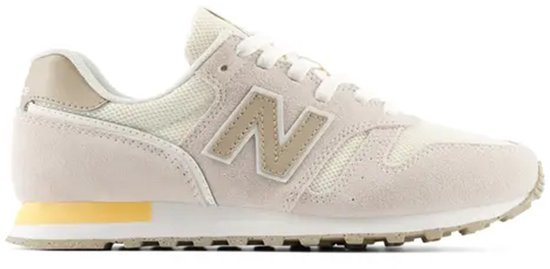 Crème New Balance sneaker met beige suède overlays, mesh panelen en gele accenten op de zool.