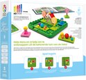 Doos van het spel Hans & Grietje. Een kind speelt het spel met het snoephuisje, de personages en de ballen op het groene speelbord. Inclusief kinderboek.