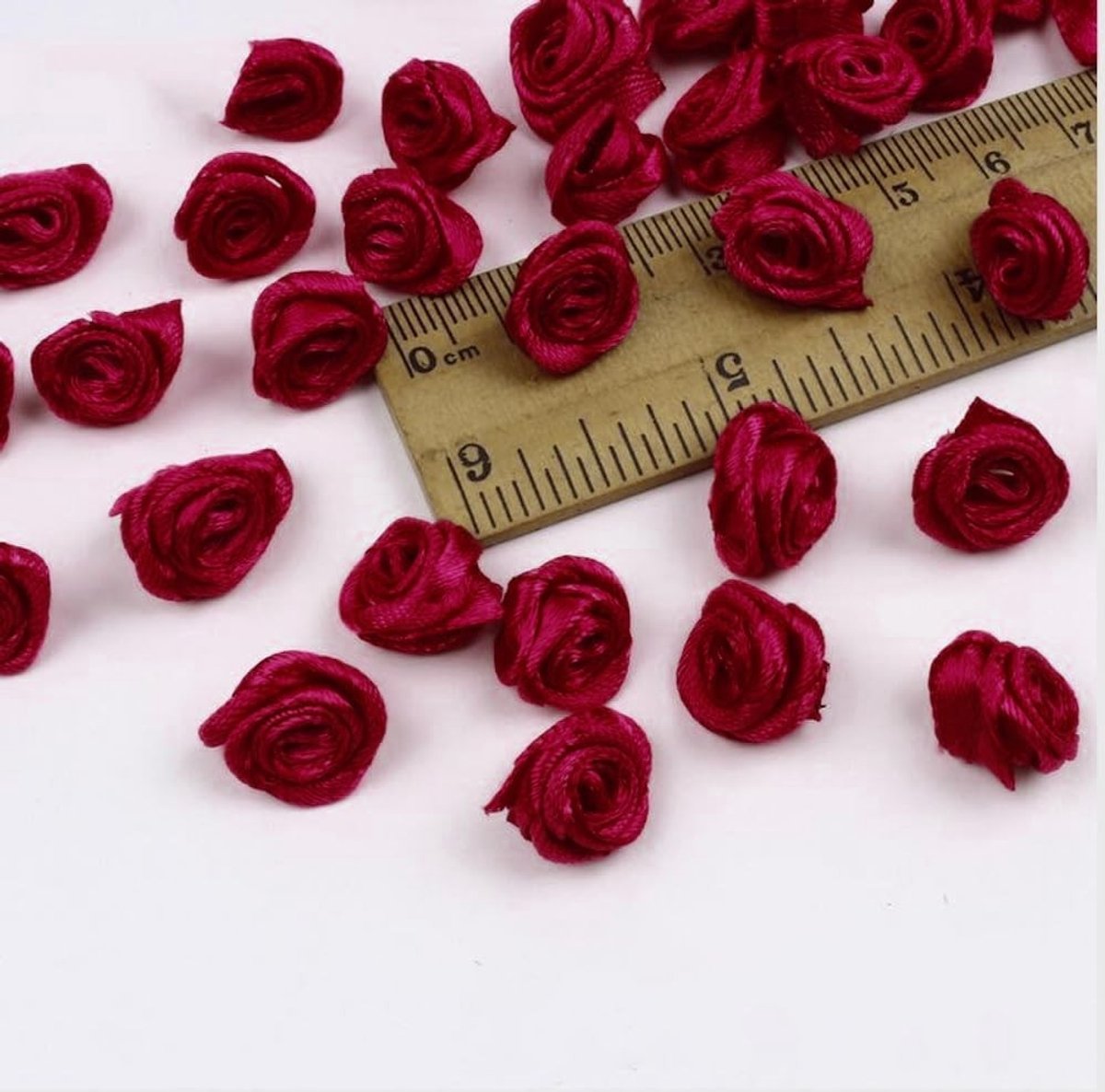 Dailygoods- Kunstbloemen 100 Stuks - Mini Rozenkoppen - Polyester - Decoratieve Bloemen - Knutselmaterialen - Voor Bruiloft/Feest - Neprozen
