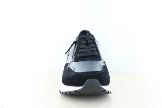 Vooraanzicht van een zwarte Gabor sneaker met blauwe en zilveren details.