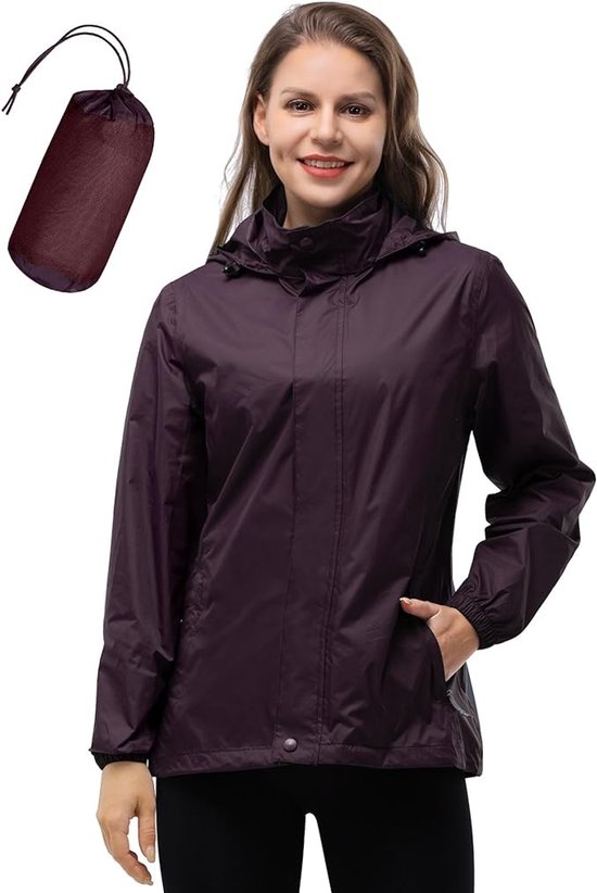 Femme portant un imperméable bordeaux à capuche avec sac de rangement à côté.