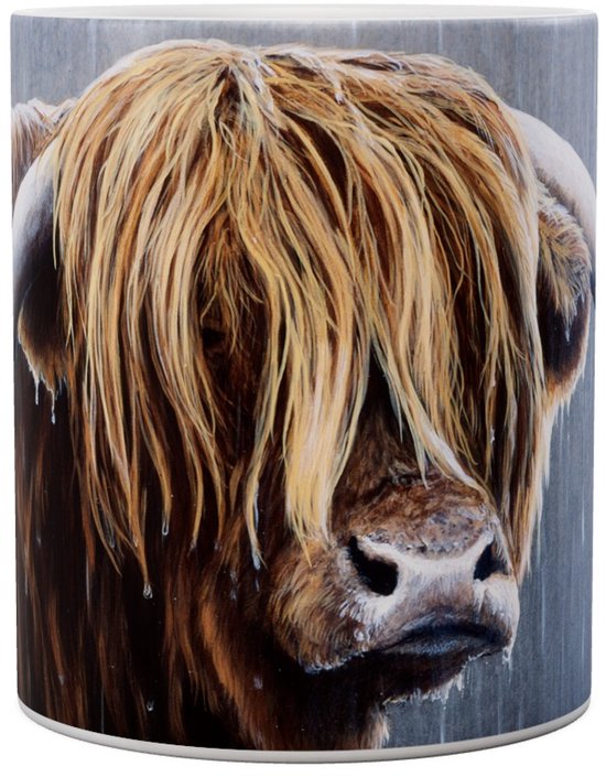 Een mok met een Schotse hooglander met lang, goudbruin haar en druppels water.