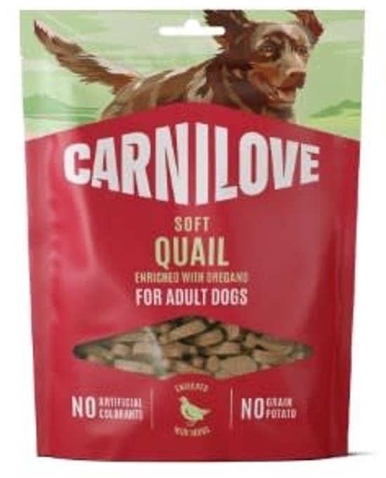 Rode verpakking met de tekst CARNILOVE SOFT QUAIL ENRICHED WITH OREGANO FOR ADULT DOGS. Zichtbare hondensnoepjes in een venster.