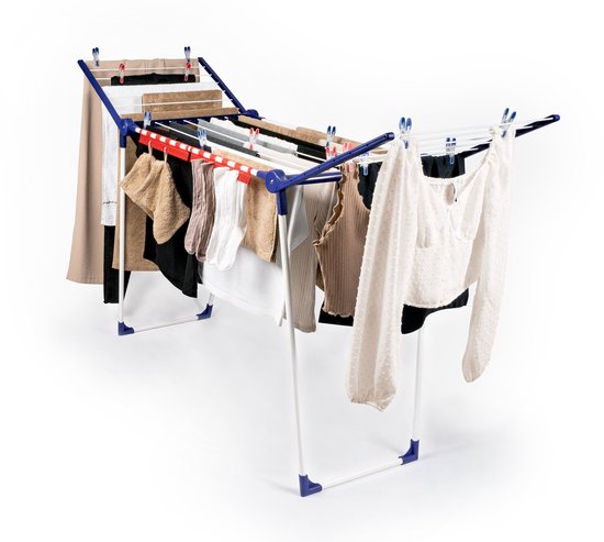 Wit droogrek met blauwe accenten, vol met wasgoed, waaronder een witte trui.