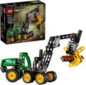 LEGO Technic John Deere 1470H bosbouwmachine met werkende grijper en stam, groen en zwart.