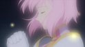 Een anime meisje met roze haar en gesloten ogen, die bidt in het licht.