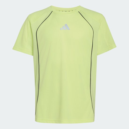 Geel T-shirt met korte mouwen, sportief design met donkere biezen en reflecterend Adidas logo.