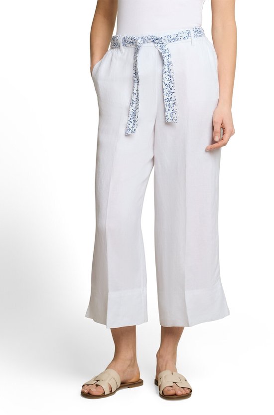 Witte culotte met blauw-witte riem, op model