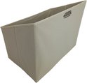 Crèmekleurige stoffen wasmand met een zilverkleurig metalen handvat, van voren gezien.