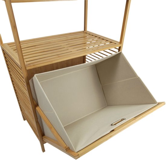 Crèmekleurige stoffen wasmand, deels uitgetrokken, met zilverkleurig handvat.