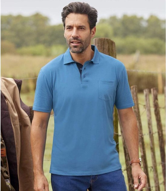 Een man draagt een blauw poloshirt met korte mouwen en een borstzakje.